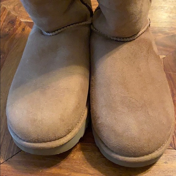 Ugg Bailey Button Shearling Boot - Picture 5 of 6